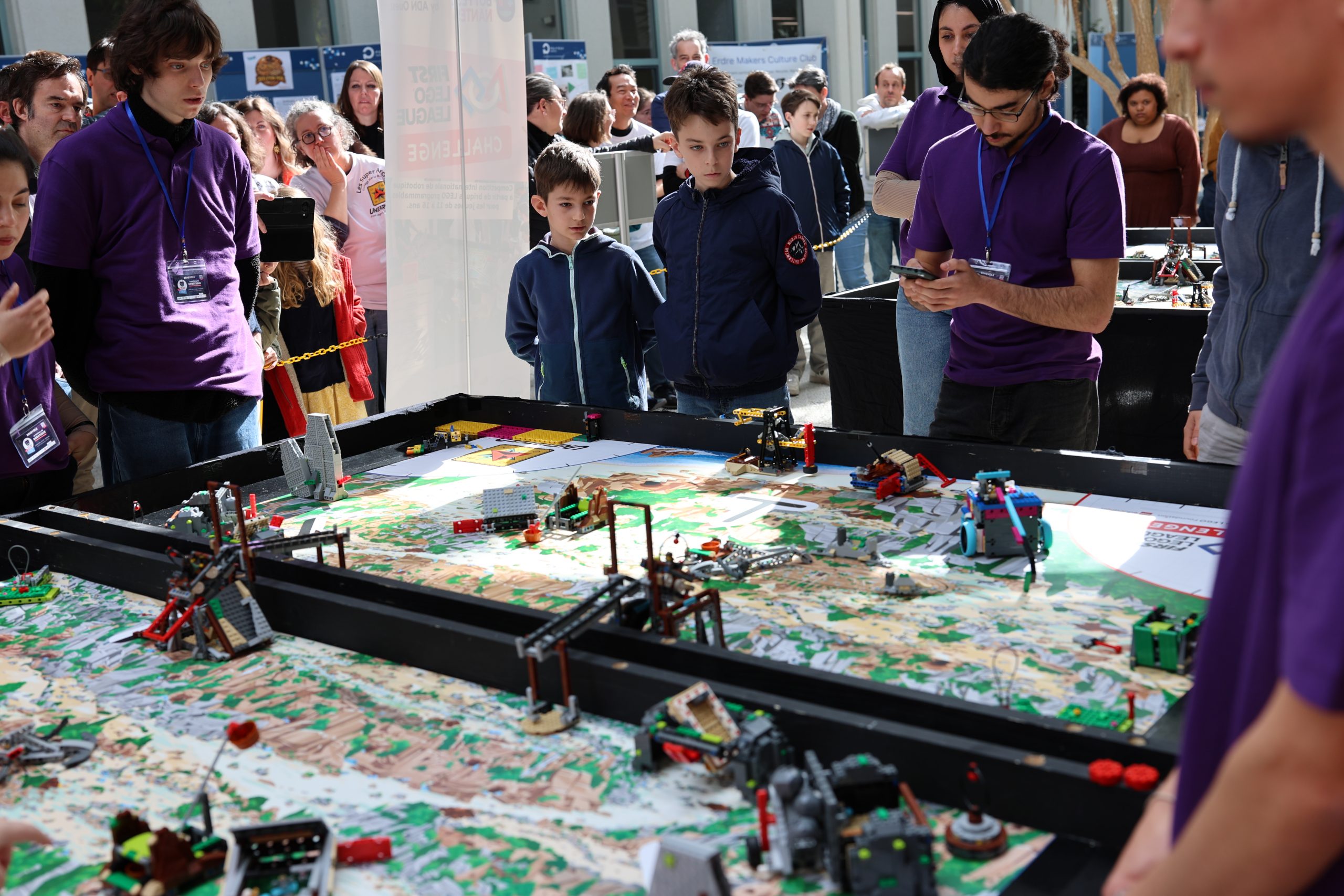 Séance de robotique AIR2, jeunes en atelier
